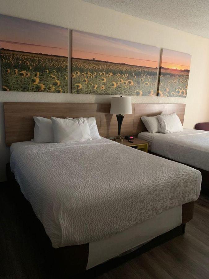 Days Inn By Wyndham Топика Екстериор снимка
