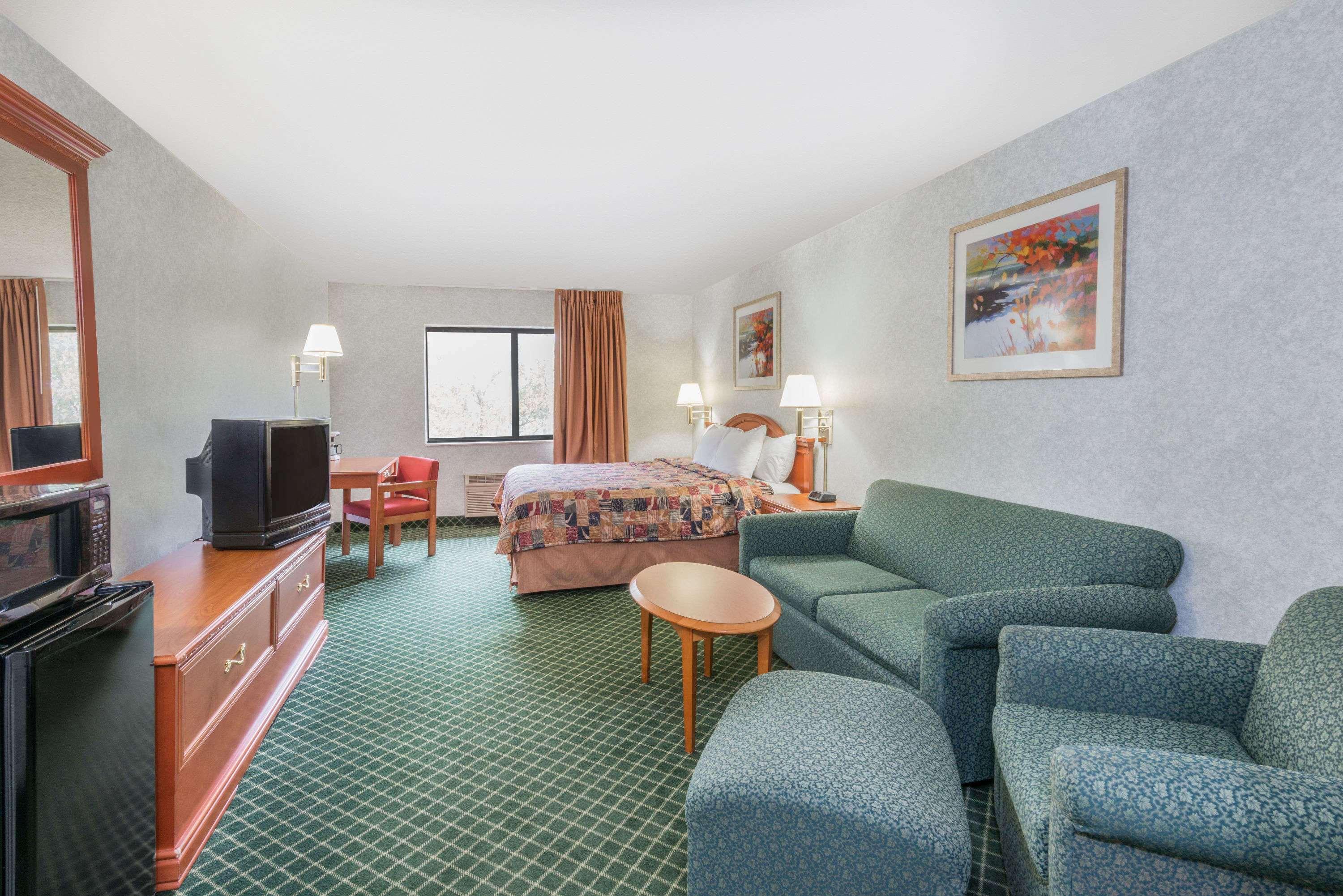 Days Inn By Wyndham Топика Екстериор снимка