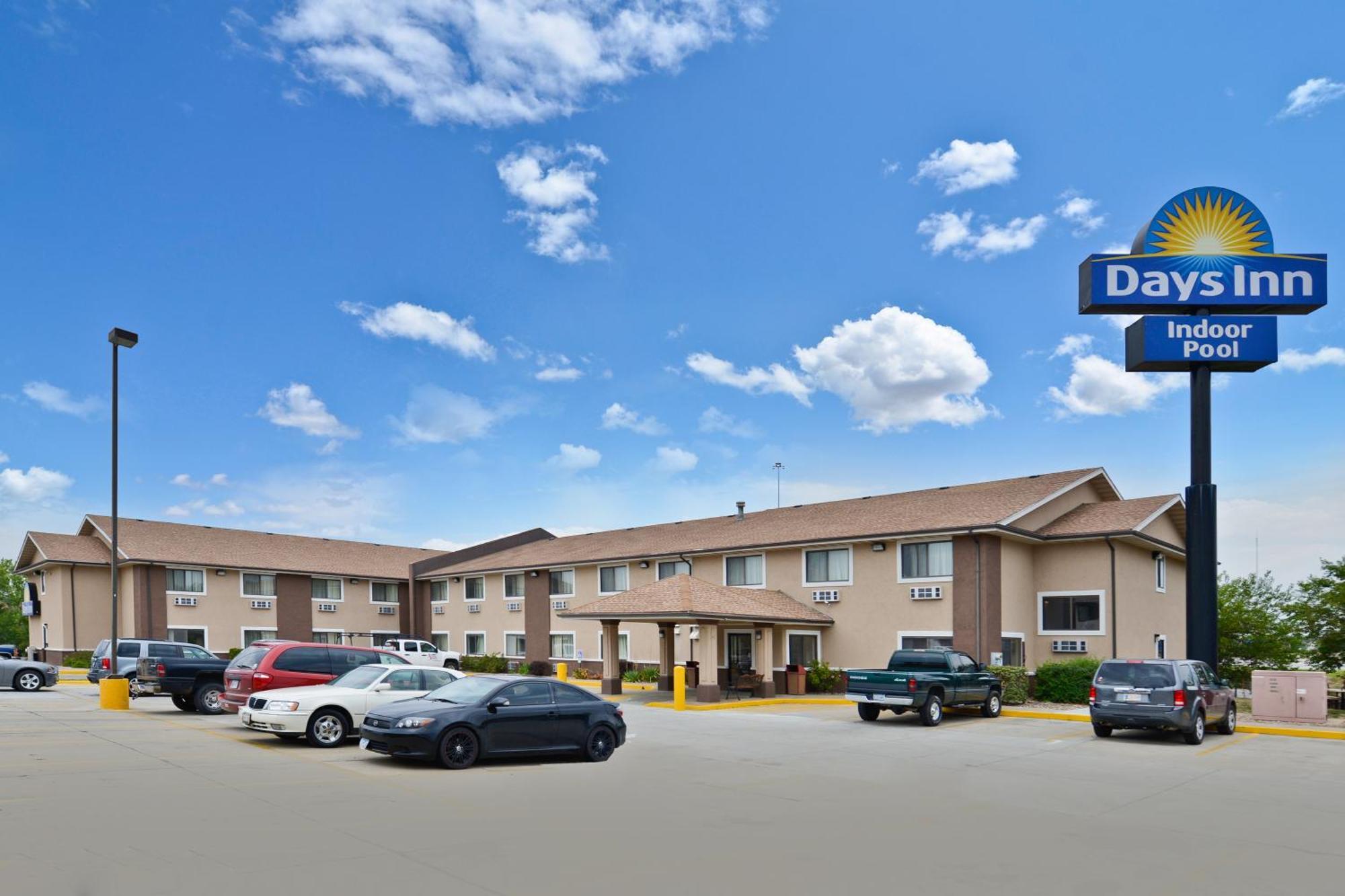 Days Inn By Wyndham Топика Екстериор снимка