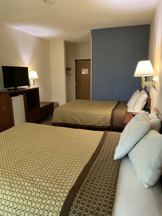 Days Inn By Wyndham Топика Екстериор снимка