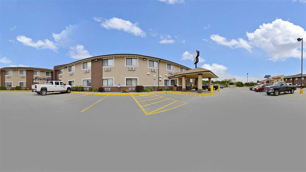 Days Inn By Wyndham Топика Екстериор снимка